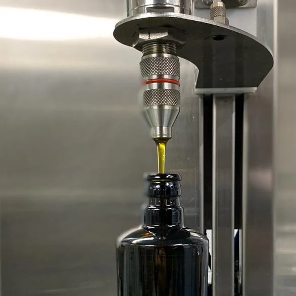 L’olio La Regina imbottigliato in vetro scuro, in frantoio